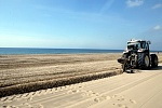 Neteja de la sorra de la platja de Gav&agrave; Mar